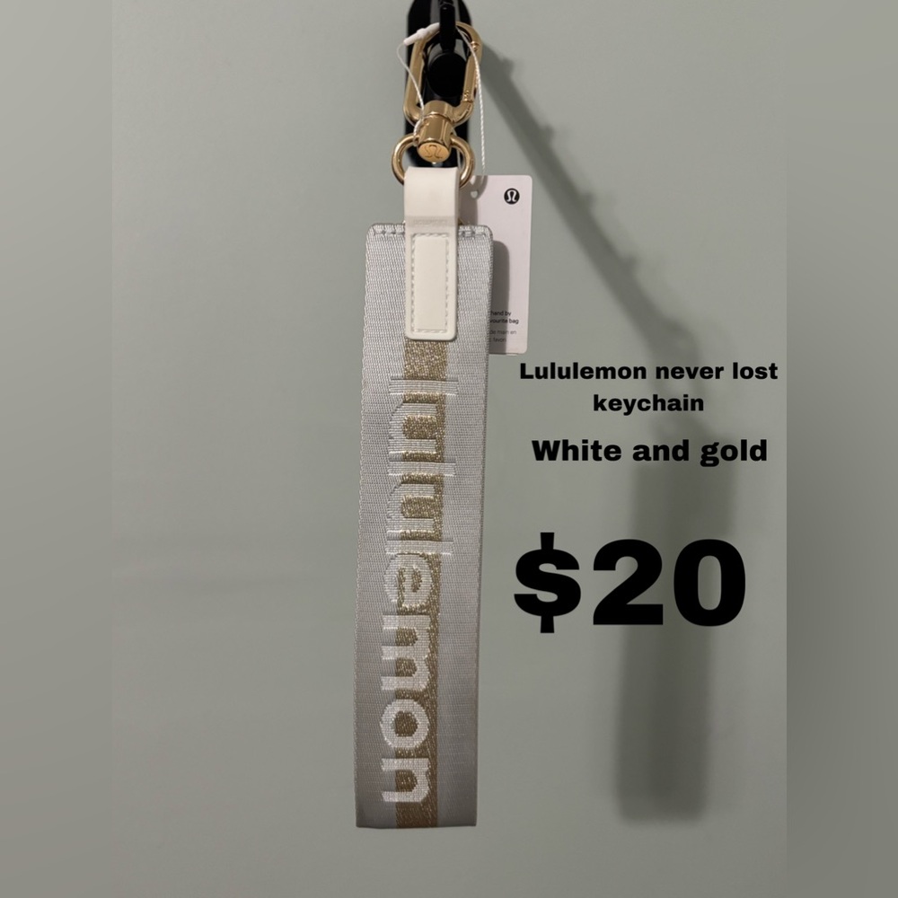 Lululemon never lost keychain
Silver/gold